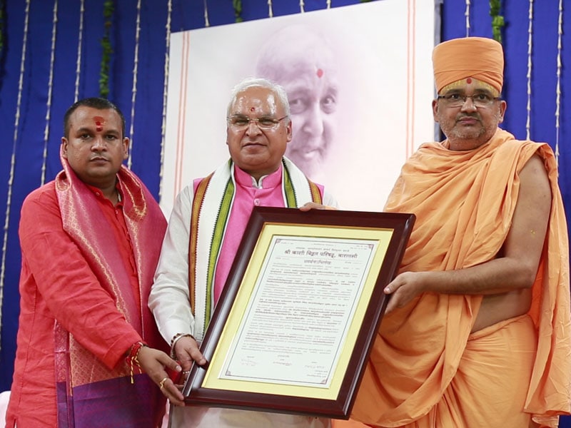 Distinguished Pandits of Shri Kāśī Vidvat Pariṣad present the letter of endorsement to Mahāmahopādyāya Sadhu Bhadreshdas Swami