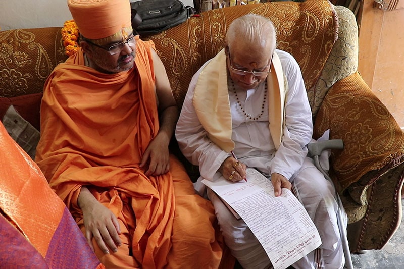 Mantri of Śrī Kāśī Vidvat Parisad, Shri Ramnarayan Dwivediji signs the letter of declaration
